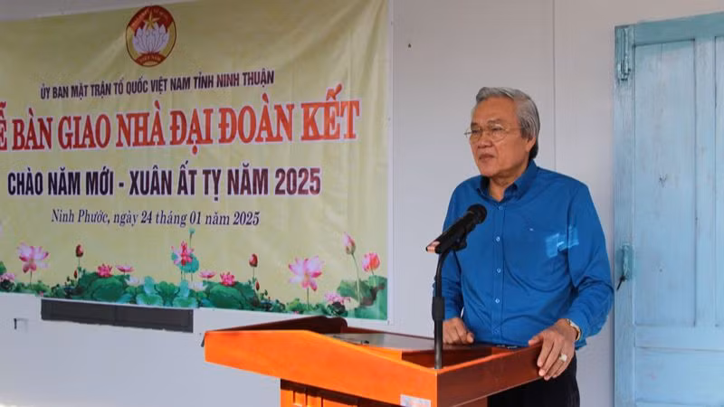 Chủ tịch Ủy ban Mặt trận Tổ quốc Việt Nam tỉnh Ninh Thuận Lê Văn Bình phát biểu kêu gọi toàn xã hội tiếp tục chung tay chăm lo nhà ở cho người nghèo trên địa bàn tỉnh trong thời gian tới (Ảnh: NGUYỄN TRUNG)