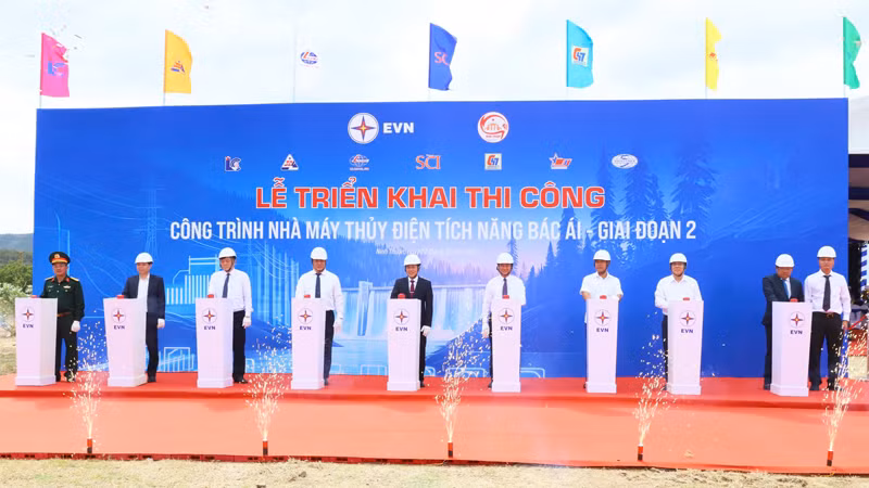 Lãnh đạo tỉnh Ninh Thuận cùng đại diện các bộ, ngành trung ương và tập đoàn Điện lực Việt Nam ấn nút tại lễ triển khai thi công công trình Nhà máy thủy điện tích năng Bác Ái - giai đoạn 2. (Ảnh: NGUYỄN TRUNG)