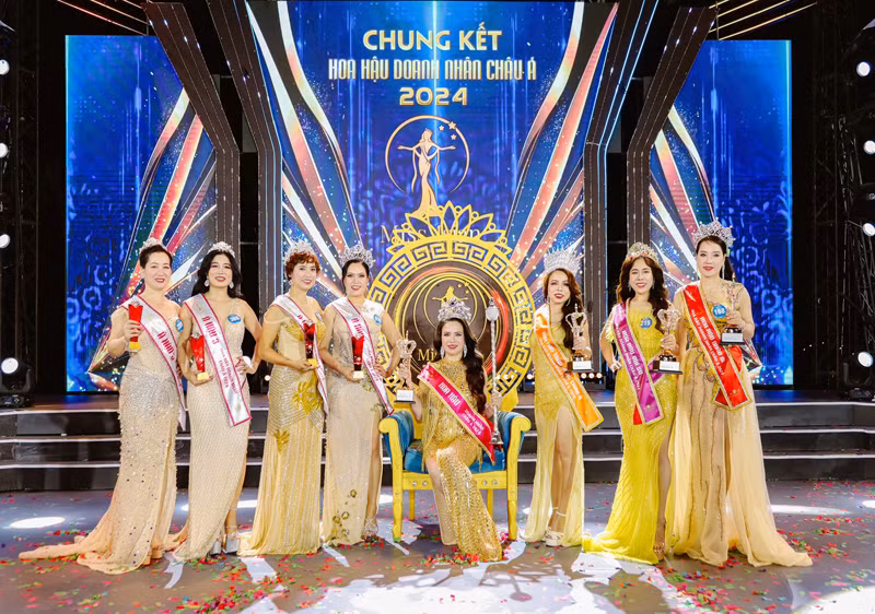 Hoa hậu Doanh nhân châu Á 2024 Lâm Thị Thủy cùng các á hậu chụp ảnh lưu niệm. (Ảnh: NGUYỄN TRUNG)