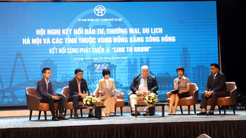 Các đại biểu thảo luận tại hội nghị.