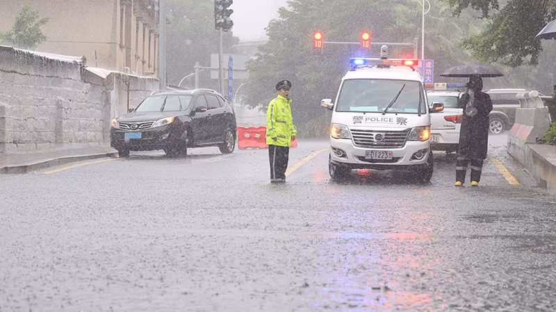 Mưa lớn do ảnh hưởng của bão Doksuri ở tỉnh Phúc Kiến, Trung Quốc ngày 28/7. (Ảnh: THX/TTXVN)