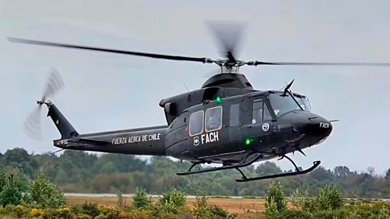 Chiếc trực thăng quân sự Bell-412 đang thực hiện nhiệm vụ của Lực lượng Không quân Chile. (Ảnh: MercoPress)
