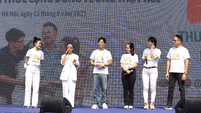 Những nghệ sĩ được yêu mến như các diễn viên Hoàng Hải, Nguyệt Hằng, Thanh Hương và các ca sĩ Đoan Trang, Hoàng Dũng... đã nhiệt tình tham gia Lễ phát động nhằm lan tỏa thông điệp của chiến dịch đến với cộng đồng.