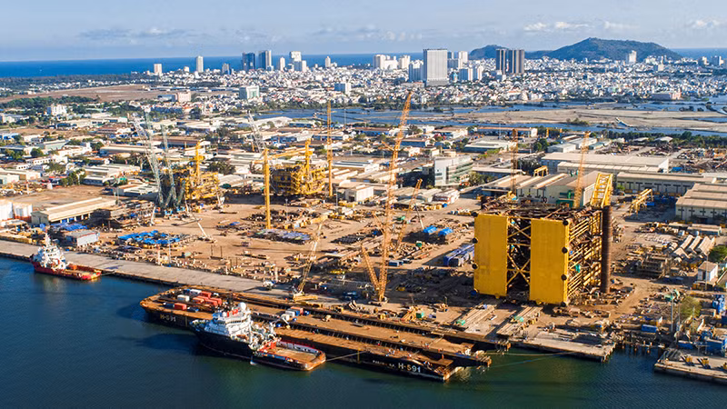 Khu cảng chế tạo của Tổng Công ty cổ phần Dịch vụ Kỹ thuật Dầu khí Việt Nam (PTSC).