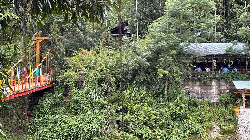 Cây cầu dẫn vào làng Tăk Chươm