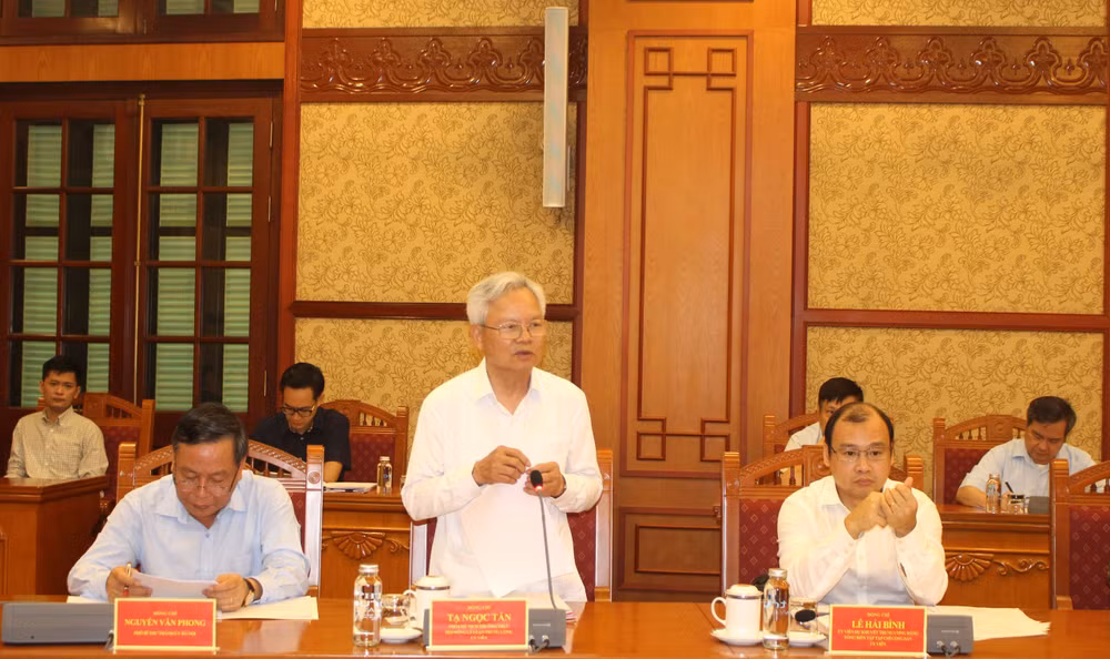 Đồng chí Tạ Ngọc Tấn báo cáo tình hình triển khai nhiệm vụ tổng kết 40 năm đổi mới.