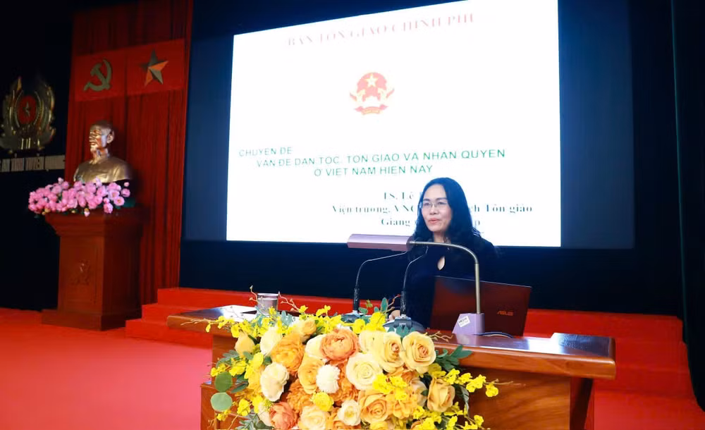 Bà Lê Thị Liên, Viện trưởng Viện chính sách tôn giáo, báo cáo viên Hội nghị.