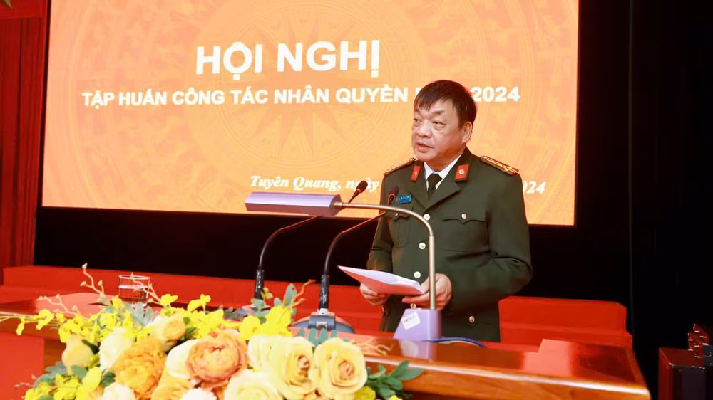 Đại tá Hà Phúc Thịnh, Phó Giám đốc Công an tỉnh, Phó Trưởng ban Thường trực Ban Chỉ đạo Nhân quyền tỉnh phát biểu tại Hội nghị.