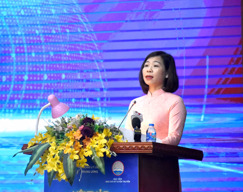 PGS.TS Nguyễn Thị Trường Giang - Phó Giám đốc Học viện Báo chí và Tuyên truyền phát biểu đề dẫn Hội thảo (Ảnh BTC cung cấp)