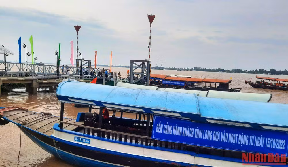 Những vị khách đầu tiên phấn khởi đi du lịch tại bến tàu khách du lịch Vĩnh Long. (Ảnh: BÁ DŨNG)