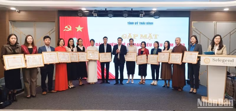 Trưởng Ban Dân vận Tỉnh ủy Thái Bình Nguyễn Văn Giang tặng Bằng khen cho 15 đảng viên trẻ có đạo có thành tích xuất sắc trong công tác dân vận năm 2023.