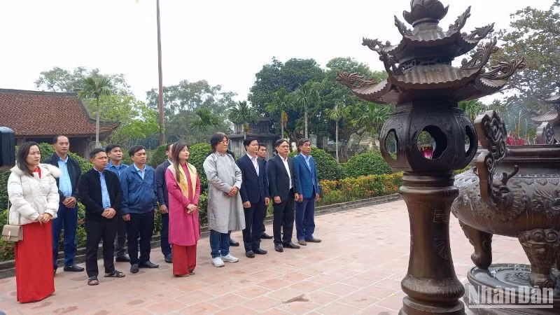 Đoàn đại biểu Hàn Quốc dâng hương tại tòa tiền tế chùa Keo Thái Bình.