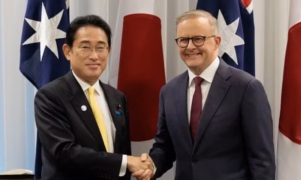 Thủ tướng Australia Anthony Albanese (phải) có cuộc hội đàm với người đồng cấp Nhật Bản Fumio Kishida. (Nguồn: AFP/TTXVN)