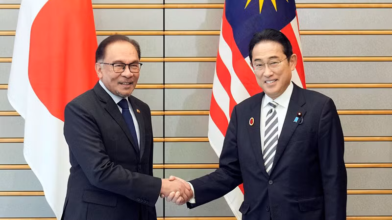 Hai Thủ tướng Malaysia và Nhật Bản tại cuộc gặp ở Tokyo. (Ảnh REUTERS)