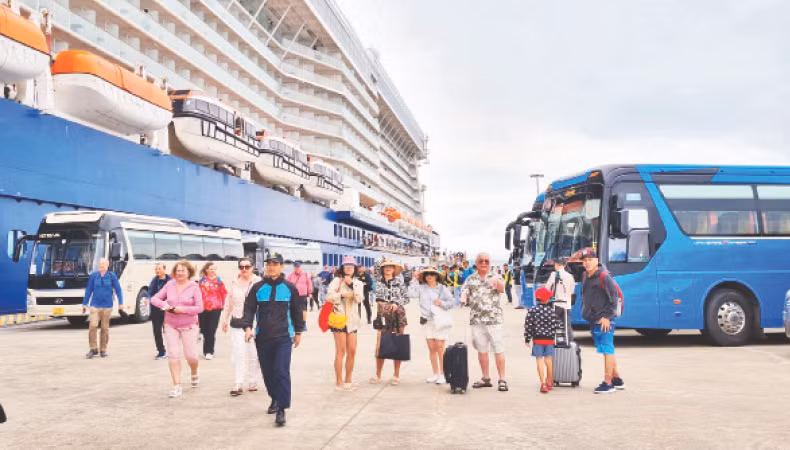 Quảng Ninh ngày càng thu hút đông khách du lịch quốc tế đến bằng đường biển.