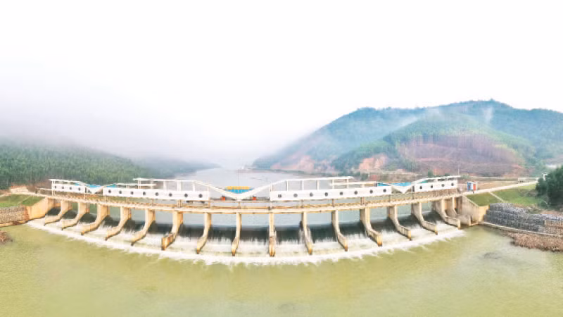 Đập tràn Rào Nan được xây dựng với tính mỹ thuật cao, tạo nên điểm nhấn cho phong cảnh sông nước, núi rừng nơi đây.