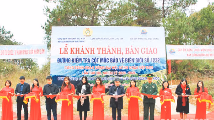 Lãnh đạo các đơn vị cắt băng khánh thành công trình đường kiểm tra cột mốc biên giới số 1232. (Ảnh Ngọc Hiếu)