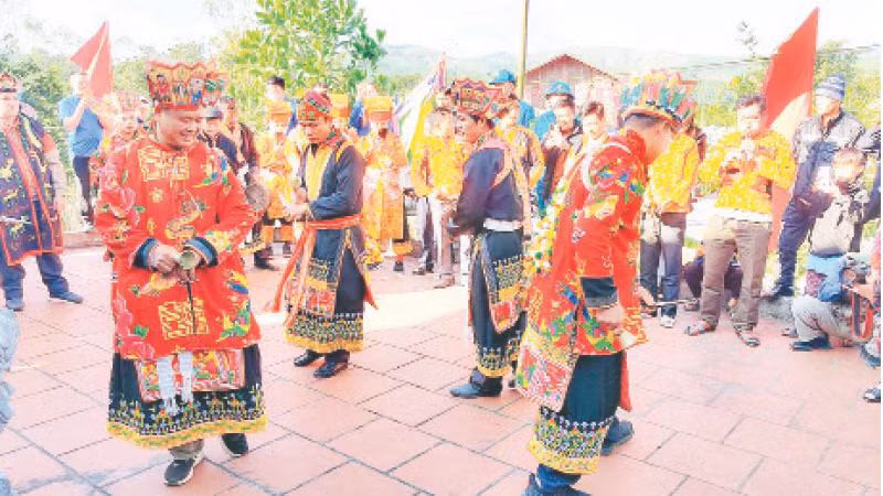 Lễ cúng Bàn Vương được các thầy mo thực hiện trang trọng và đầy đủ các nghi lễ.