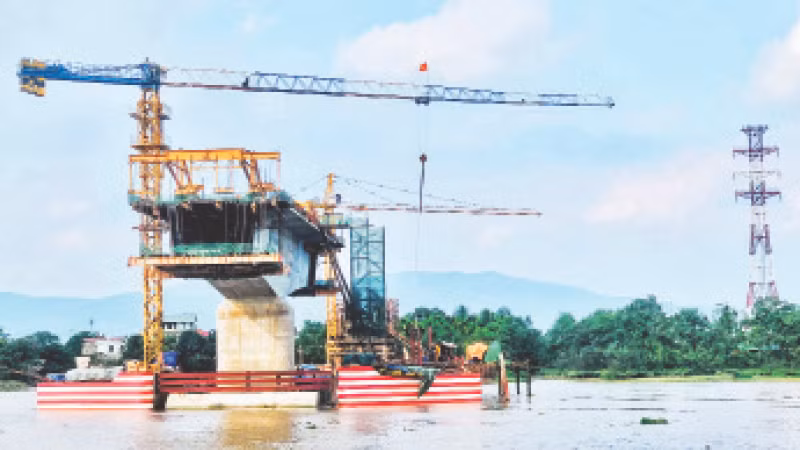 Công nhân thi công trên công trường xây dựng cầu Lại Xuân nối hai tỉnh Hải Phòng-Quảng Ninh.
