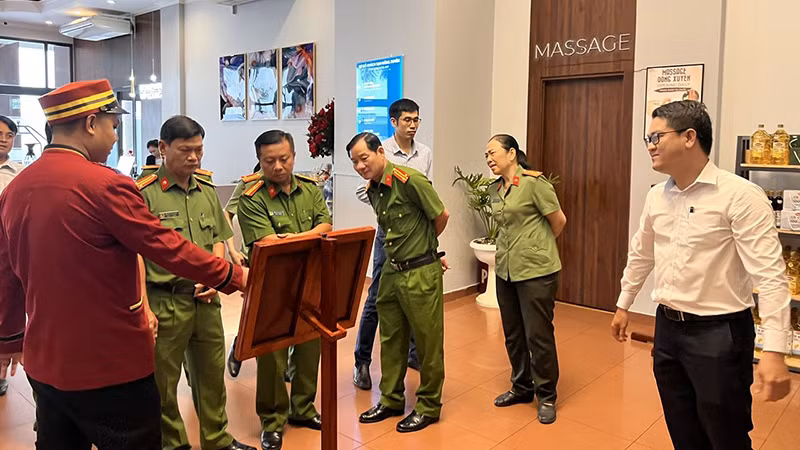 Kiểm tra việc thực hiện Luật Phòng, chống tác hại của thuốc lá và xây dựng môi trường không khói thuốc tại một số nhà hàng, khách sạn ở thành phố Long Xuyên, tỉnh An Giang. (Ảnh HẢI TRƯỜNG)