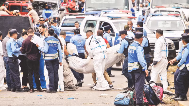 Lực lượng cứu hộ có mặt tại hiện trường vụ tai nạn ở Honduras.