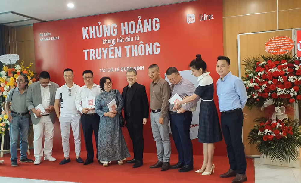 Tác giả Lê Quốc Vinh (áo đen) cùng gia đình và bạn bè tại buổi ra mắt sách.