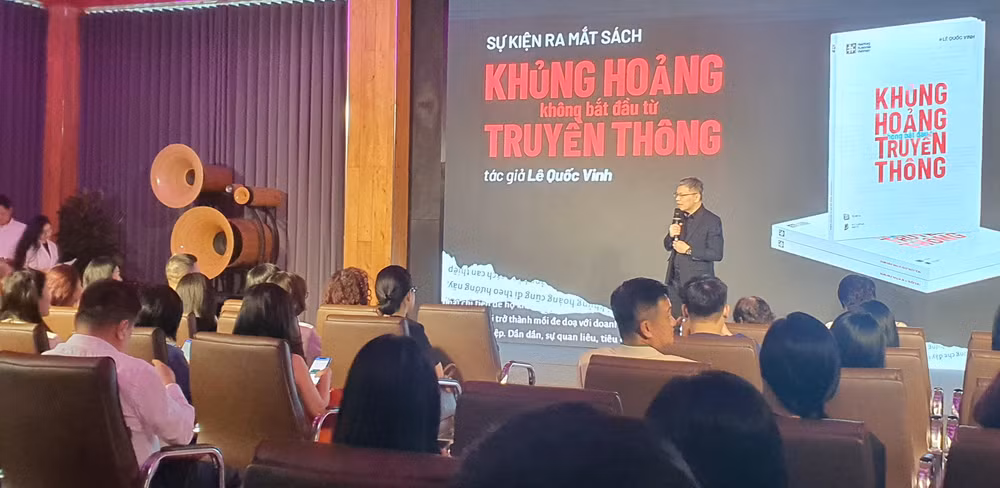 Tác giả Lê Quốc Vinh – Chủ tịch Hội đồng quản trị Công ty Le Bros, tại buổi ra mắt cuốn sách "Khủng hoảng không bắt đầu từ truyền thông", ngày 21/6 ở Hà Nội. Ảnh: Nguyễn Hùng