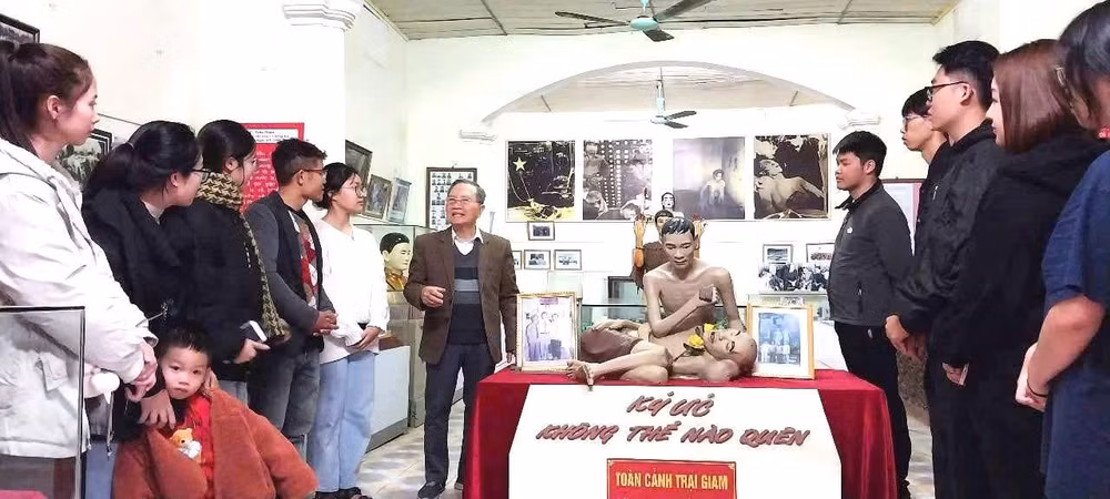 Cựu chiến binh Nguyễn Đình Quốc kể về những năm tháng gian lao nhưng vô cùng anh dũng. Ảnh: LƯU XA