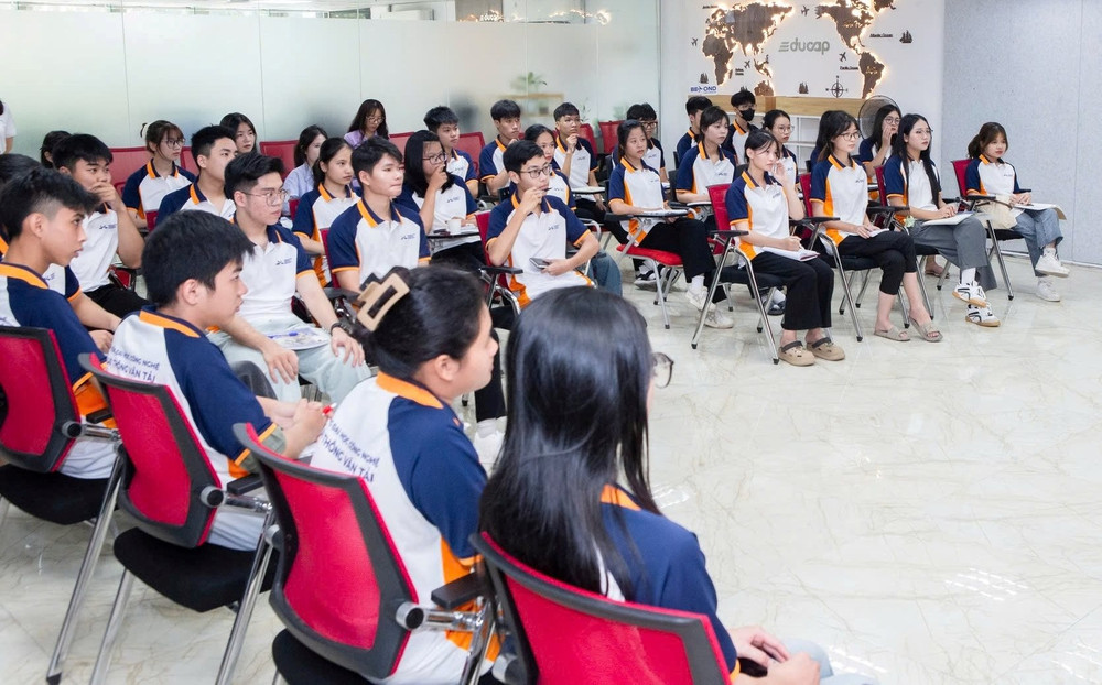 Sinh viên ngành giao thông vận tải trong một chương trình thực tế tại doanh nghiệp. Ảnh: DUY TÙNG