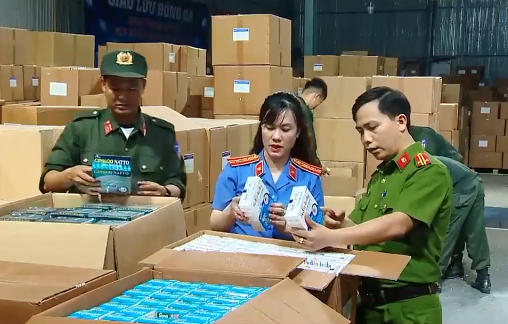 Lực lượng chức năng kiểm tra kho hàng thực phẩm chức năng giả vừa bị phát hiện. 