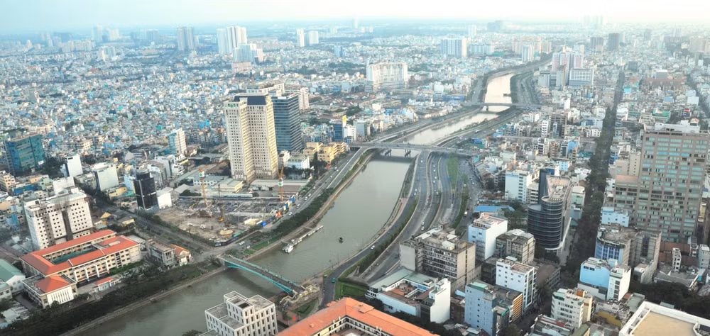 Khi giá đất điều chỉnh tăng đột ngột sẽ dẫn đến nhiều hệ lụy đối với nền kinh tế và kéo giảm cơ hội sở hữu nhà của người có nhu cầu thật. Ảnh: THU THỦY
