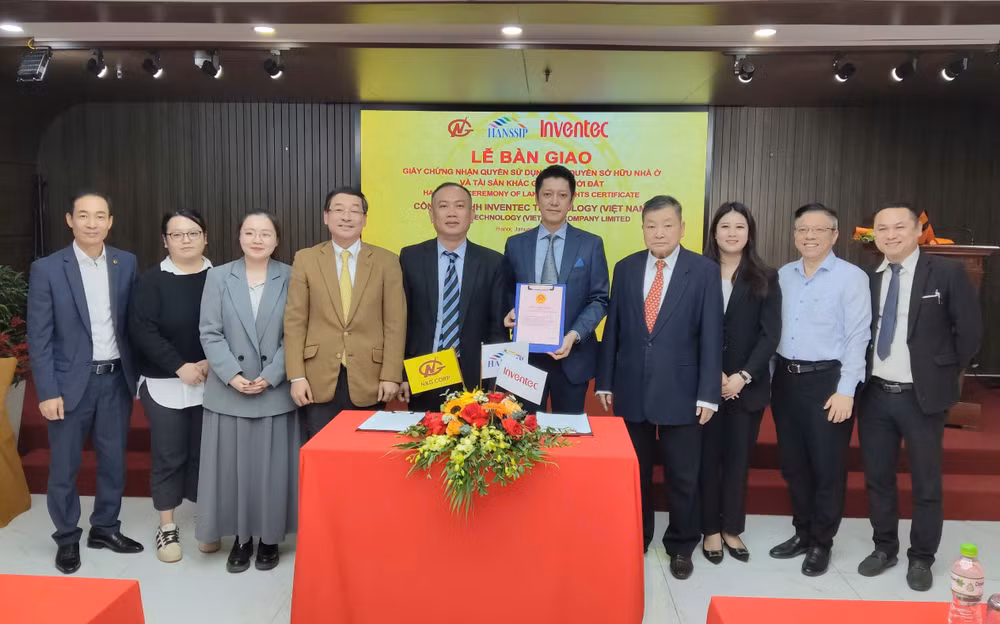 Lễ bàn giao Giấy chứng nhận quyền sử dụng đất, quyền sở hữu nhà ở và tài sản khác gắn liền với đất cho Công ty TNHH Inventec Technology (Việt Nam) tại Khu công nghiệp hỗ trợ Nam Hà Nội (HANSSIP).