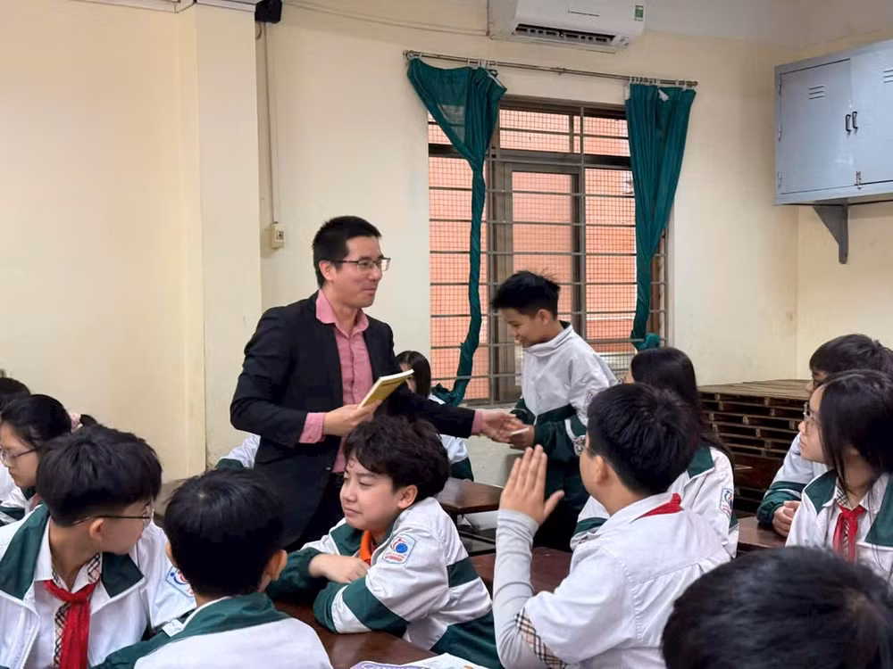 Diễn giả Nguyễn Quốc Vương giao lưu về văn hóa đọc với học sinh Trường THCS và THPT Lômônôxốp Hà Nội. Ảnh: NVCC