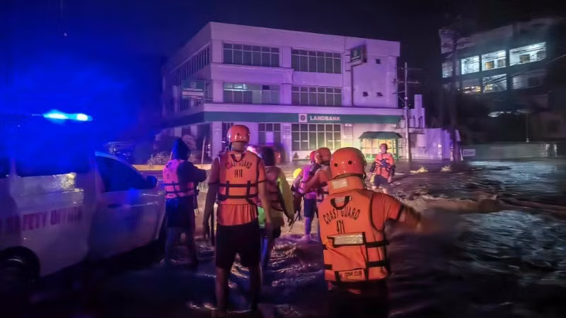 Tiến hành cứu hộ tại thành phố Naga (Philippines) sau những trận mưa lớn xuất hiện. (Ảnh: Philstar) 