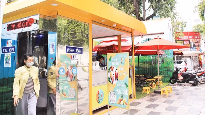 Nhà vệ sinh công cộng tại khu đất số 8-12 Lê Duẩn, Quận 1, TP Hồ Chí Minh. (Ảnh THẾ ANH)