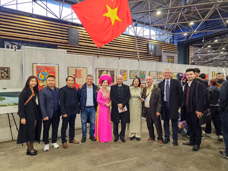 Đại sứ Đinh Toàn Thắng tham quan không gian văn hóa văn hóa-du lịch-ẩm thực Việt Nam tại Hội chợ châu Á 2023. (Ảnh: KHẢI HOÀN)