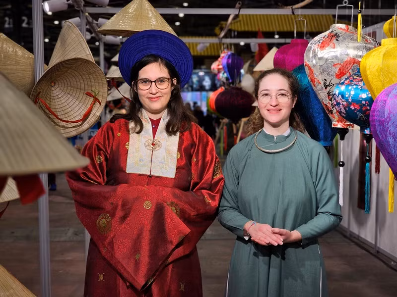 Amelie Bernard và Maeva Mounier thích thú khi được diện trên mình chiếc áo dài truyền thống của Việt Nam. (Ảnh: MINH DUY)