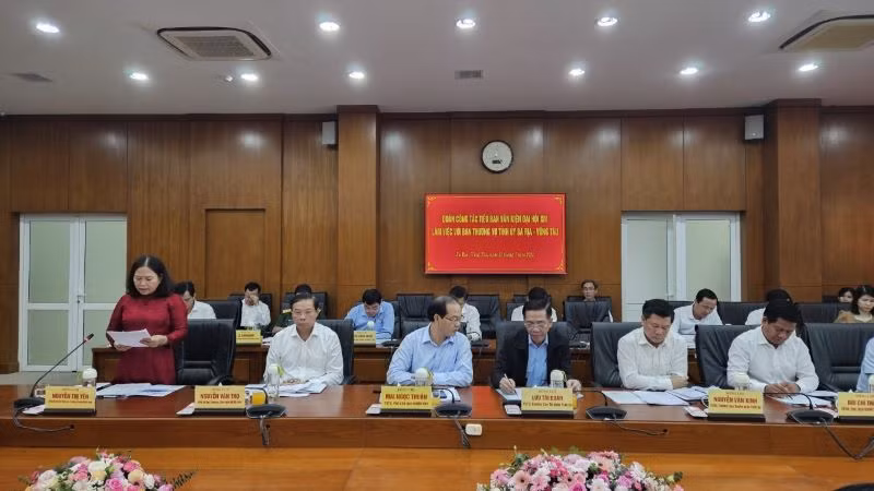 Đồng chí Nguyễn Thị Yến, Phó Bí thư Thường trực,Trưởng đoàn Đại biểu Quốc hội tỉnh Bà Rịa-Vũng Tàu trình bày báo cáo kết quả 40 năm thực hiện đường lối đổi mới của Đảng tại địa phương.