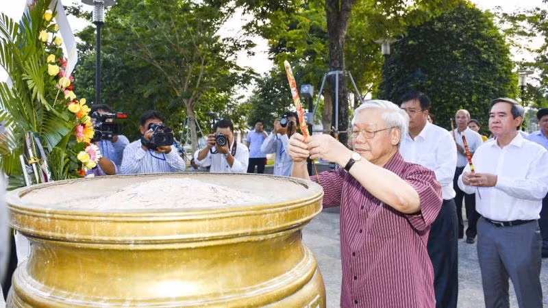 Tổng Bí thư Nguyễn Phú Trọng thắp hương tri ân Anh hùng liệt sĩ Võ Thị Sáu tại huyện Đất Đỏ.