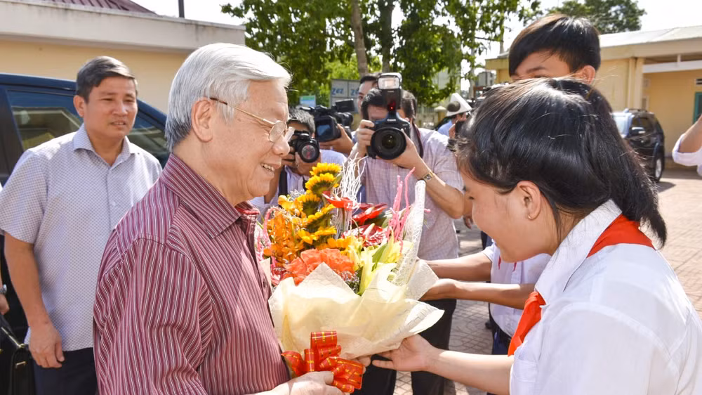 Em Bùi Thị Yến Vy (xã Long Tân, huyện Đất Đỏ, tỉnh Bà Rịa-Vũng Tàu) nhớ như in khoảnh khắc được tặng hoa Tổng Bí thư Nguyễn Phú Trọng.