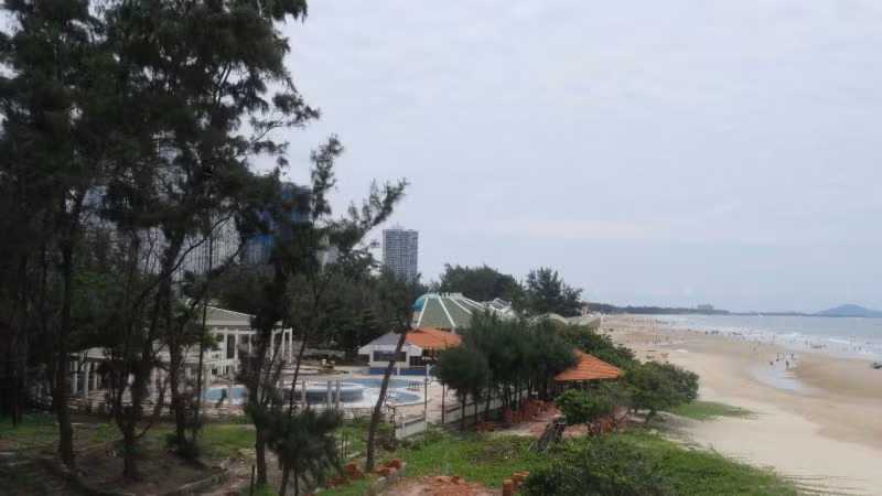 Nhiều công trình vẫn chưa được tháo dỡ.