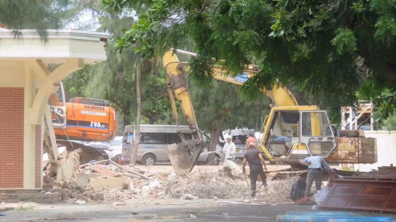 Nhiều đơn vị đang tự phá dỡ để bàn giao mặt bằng.