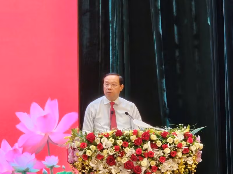 Đồng chí Nguyễn Văn Thọ, Phó Bí thư Tỉnh ủy, Chủ tịch Ủy ban nhân dân tỉnh báo cáo tình hình kinh tế 6 tháng đầu năm 2024.