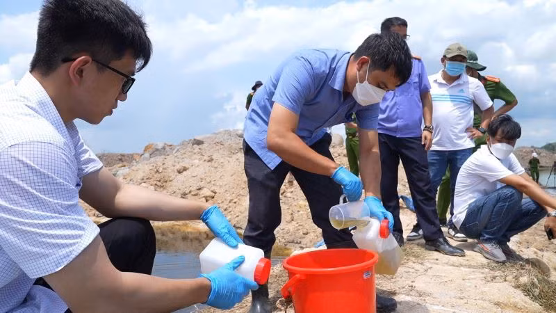 Nhiều lần lực lượng chức năng đã lấy mẫu nước xả thải tại Công ty Trách nhiệm hữu hạn Kbec Vina.