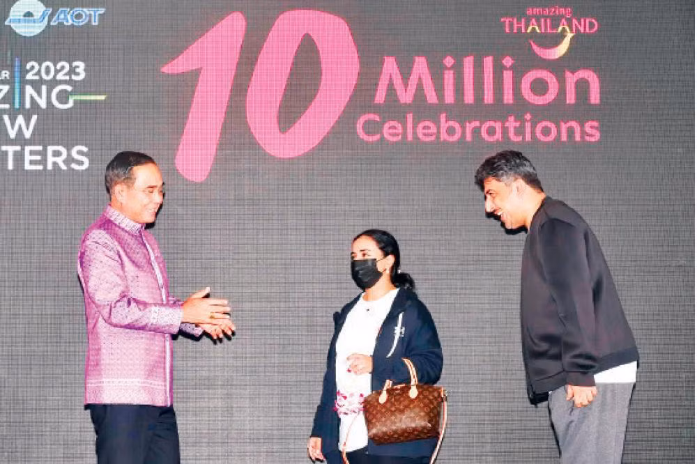 Thủ tướng Thái Lan (bên trái) chào đón du khách thứ 10 triệu. (Ảnh BANGKOKPOST)