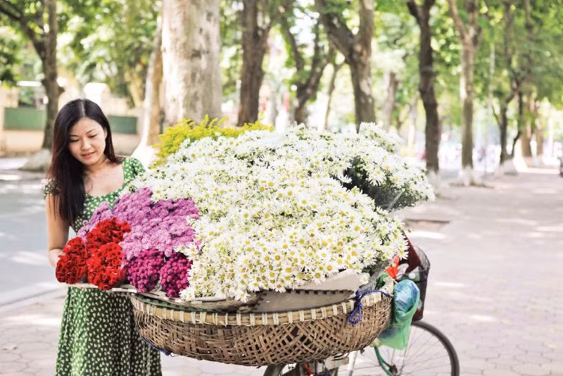 Những chiếc xe hoa rực rỡ trên phố Phan Đình Phùng thu hút nhiều bạn trẻ tới chụp ảnh dịp cuối tuần. (Ảnh HÀ THU)