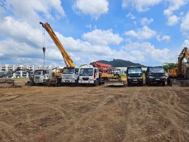 Máy móc, thiết bị đã sẵn sàng xây dựng nhà ở của dự án.