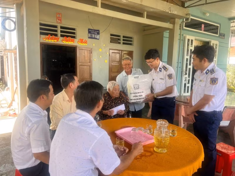 Trao quà cho ngư dân tại huyện Đất Đỏ.