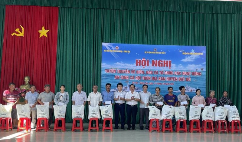 Bộ Tư lệnh Vùng Cảnh sát biển 3, Ban Dân vận Tỉnh ủy Bà Rịa-Vũng Tàu, Huyện ủy Đất Đỏ trao quà cho gia đình chính sách, ngư dân có hoàn cảnh khó khăn. 
