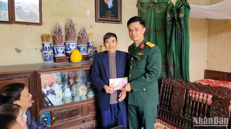 Thượng tá Phạm Hồng Doanh, Chính ủy Sư đoàn 325 (Quân đoàn 2) tặng quà ông Lê Quang Vinh, là thương binh, ở tổ dân phố Minh Lập, thị trấn Chũ, huyện Lục Ngạn, tỉnh Bắc Giang.